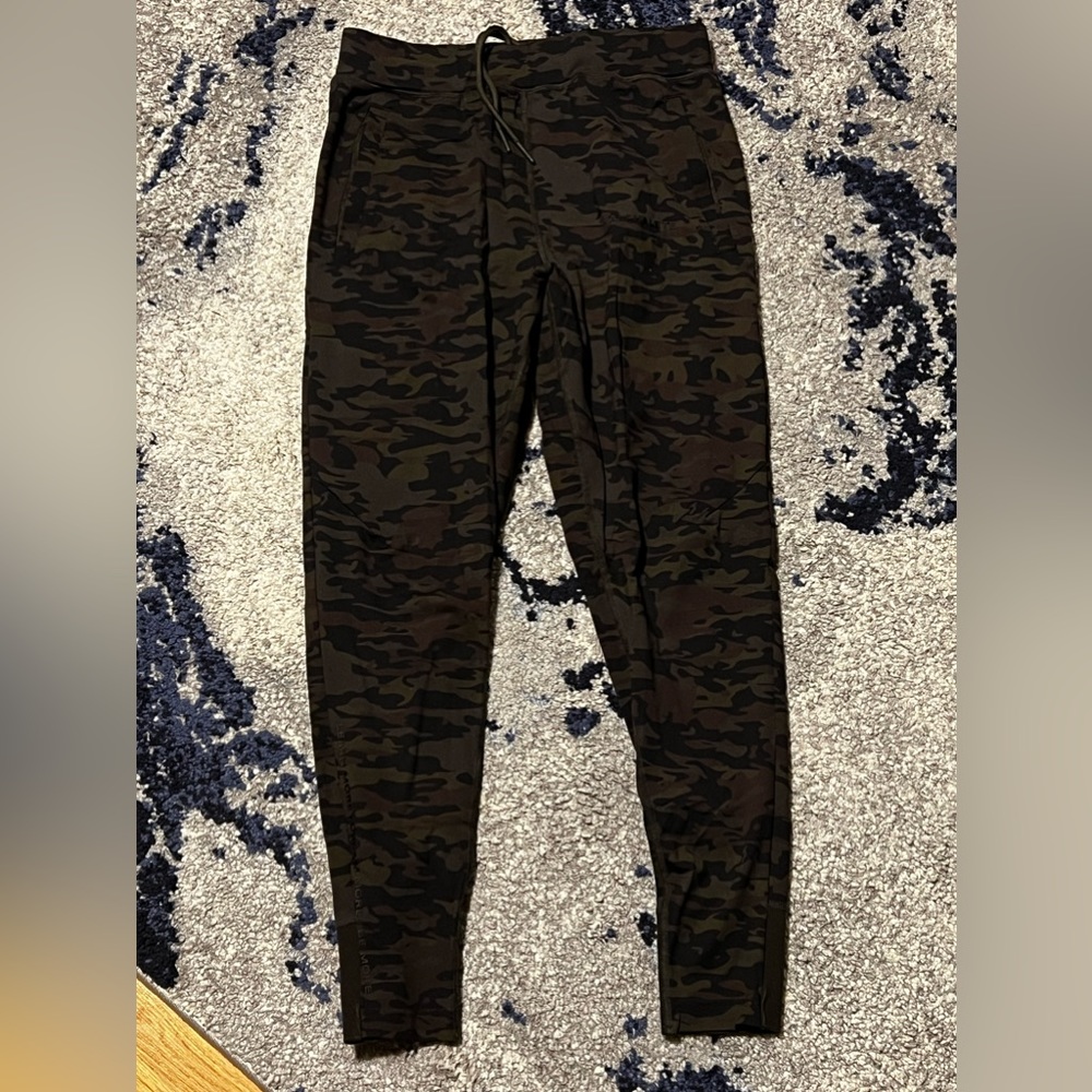 Alphalete Camo Joggers Size Small
